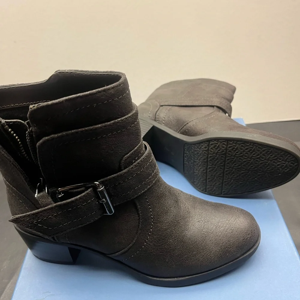 Simply Vera Wang - Size: 6.5 - Brand new in box - Picture 9 of 10